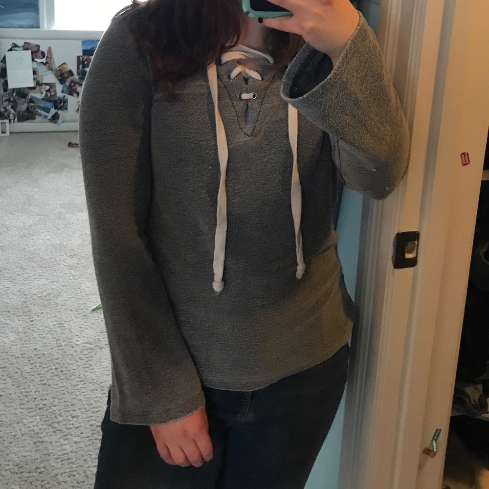 Tie up sweater with flared sleeves